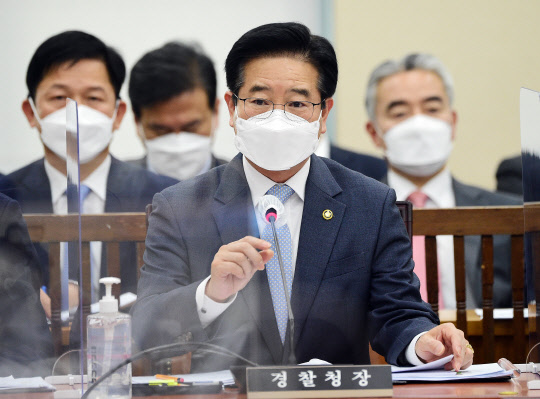 김창룡 경찰청장이 12일 서울 여의도 국회에서 열린 행정안전위원회 전체회의에서 답변하고 있다.  <연합뉴스>